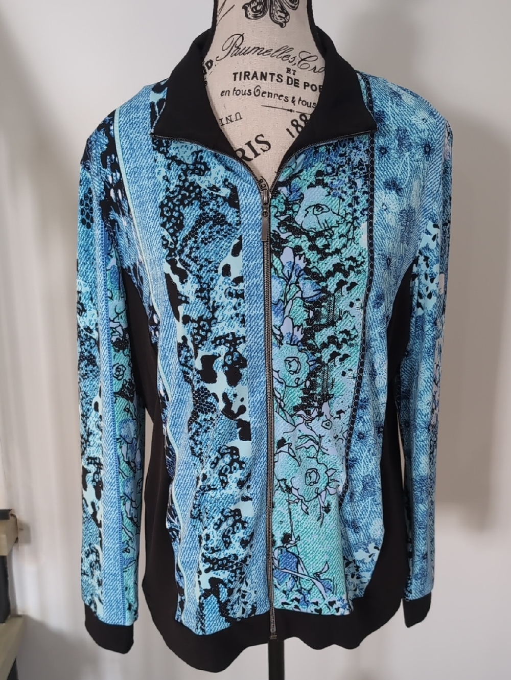 NORTHERN TRADTITIONS | Women's Black/Blue Floral Zip Up Lightweight Sweater